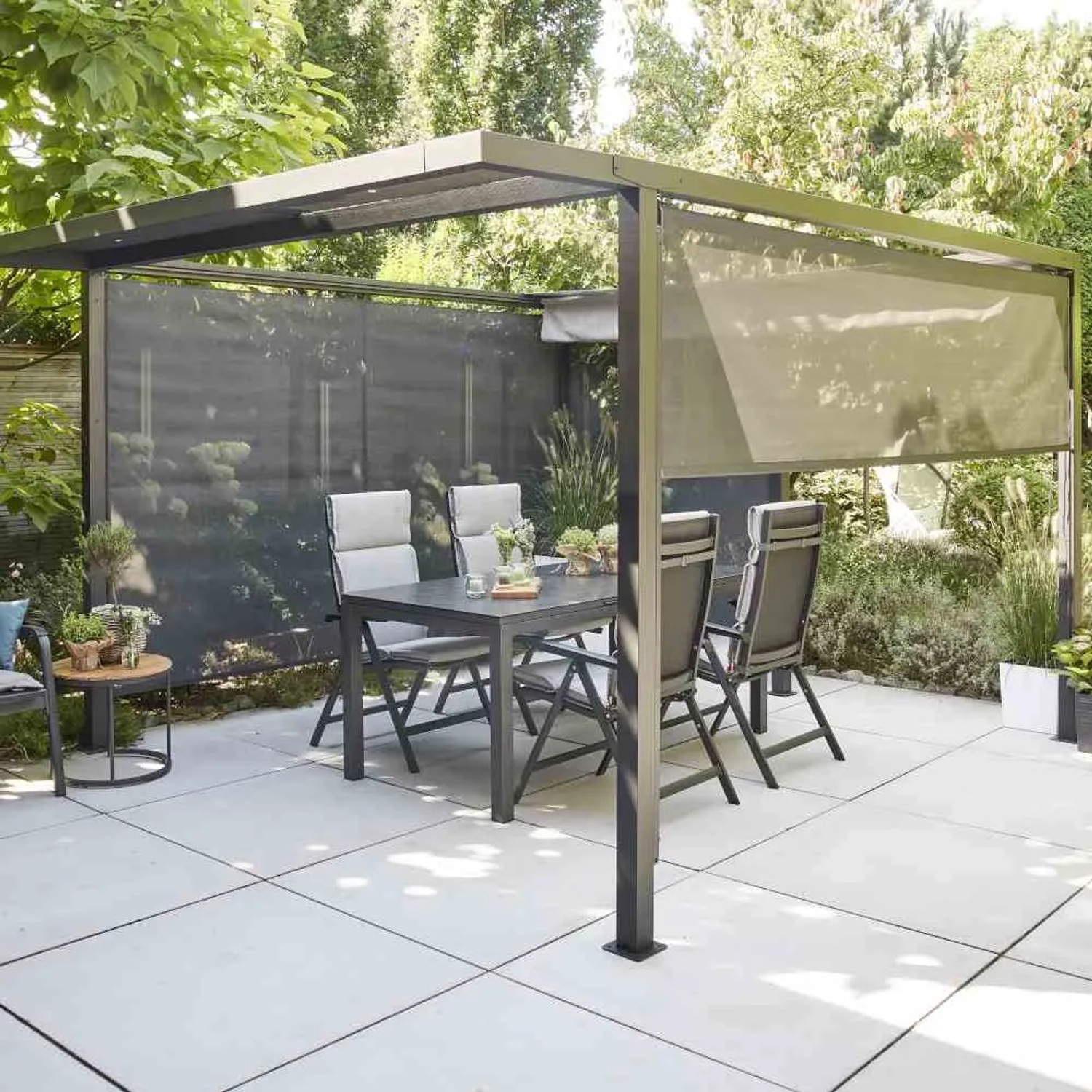 Siena Garden Pergola mit anthrazitfarbener Sichtblende 300x210 cm als Wind- und Blickschutz.