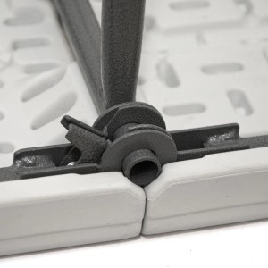 Detailaufnahme: Klappmechanismus der weißen AMANKA Bierbank aus Kunststoff, Teil einer Bierzeltgarnitur.