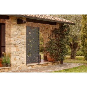 Eleo Sichtschutz Tanaro Metall, anthrazitfarbener Gartenzaun mit Palmenmuster vor Hauswand.