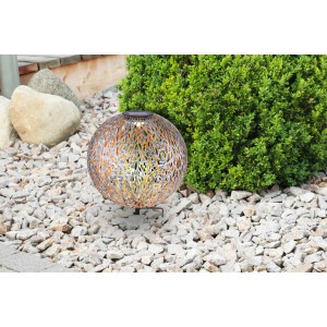 Globo LED-Solarleuchte mit Ornamentkugel und Erdspieß im Garten, silbergrau und goldfarben.