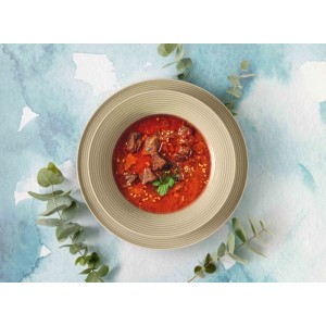 Seltmann Weiden Beat Coor Glaze Suppenteller, sandbeige mit Rillenstruktur und roter Suppe.