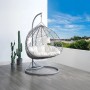 Grauer Polyrattan Hängesessel Cayambe mit weißen Kissen auf Balkon. 2-Sitzer Schwebesessel.