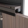 Detailaufnahme: Sunjoy Gartenhaus Mambo Outdoor Küche, anthrazitfarbene Schiebetür mit Holzoptik.