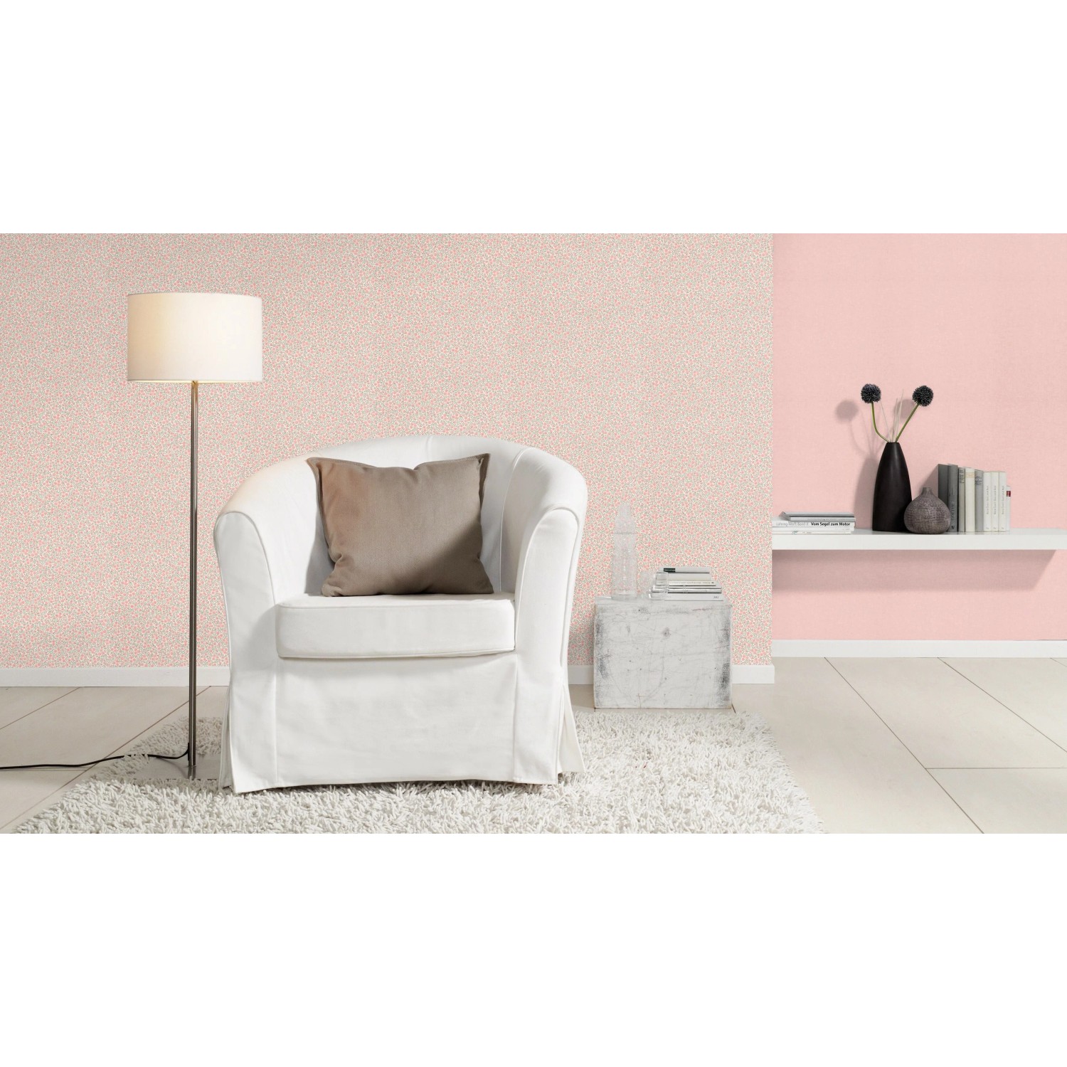 Rosa Vliestapete Uni-Design (Rasch Bambino XIX 252873) im Wohnraum mit Sessel und Lampe.