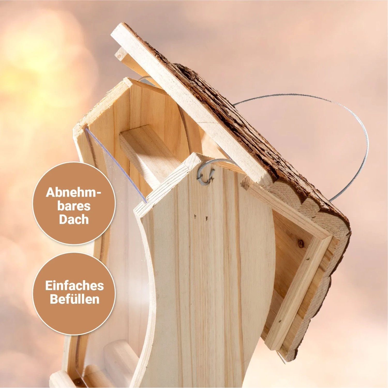 CULT at home Vogel Futterhaus aus Holz, braun, mit offenem Dach, Kunststoffscheiben und Aufhängeschnur.
