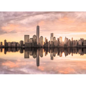 Fototapete New York Skyline in Grau und Gelb mit Spiegelung im Wasser.