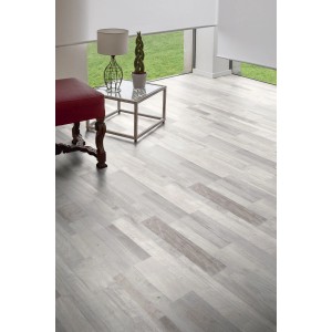 Kaindl Comfort Laminat 7 mm Teak im Raum verlegt. Holzstruktur mit Maserung.