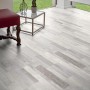 Kaindl Comfort Laminat 7 mm Teak im Raum verlegt. Holzstruktur mit Maserung.