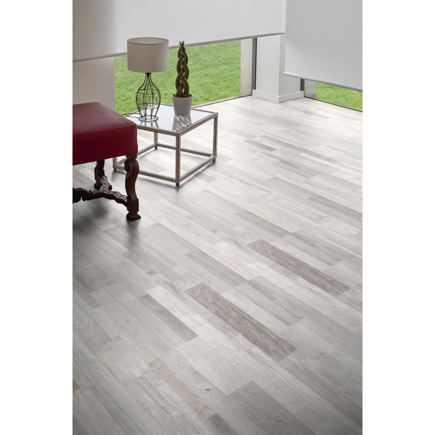 Kaindl Comfort Laminat 7 mm Teak im Raum verlegt. Holzstruktur mit Maserung.