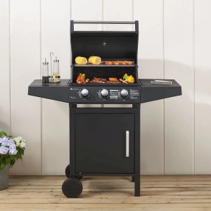 Schwarzer Juskys BBQ Gasgrill Louisiana mit 3 Brennern, Grillgut und Seitenablagen.