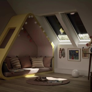 Velux Verdunkelungsrollo DKL S08 Grau im Dachfenster eines gemütlichen Kinderzimmers.