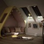 Velux Verdunkelungsrollo DKL S08 Grau im Dachfenster eines gemütlichen Kinderzimmers.