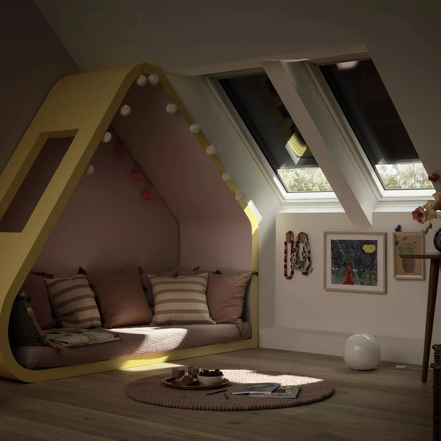 Velux Verdunkelungsrollo DKL S08 Grau im Dachfenster eines gemütlichen Kinderzimmers.