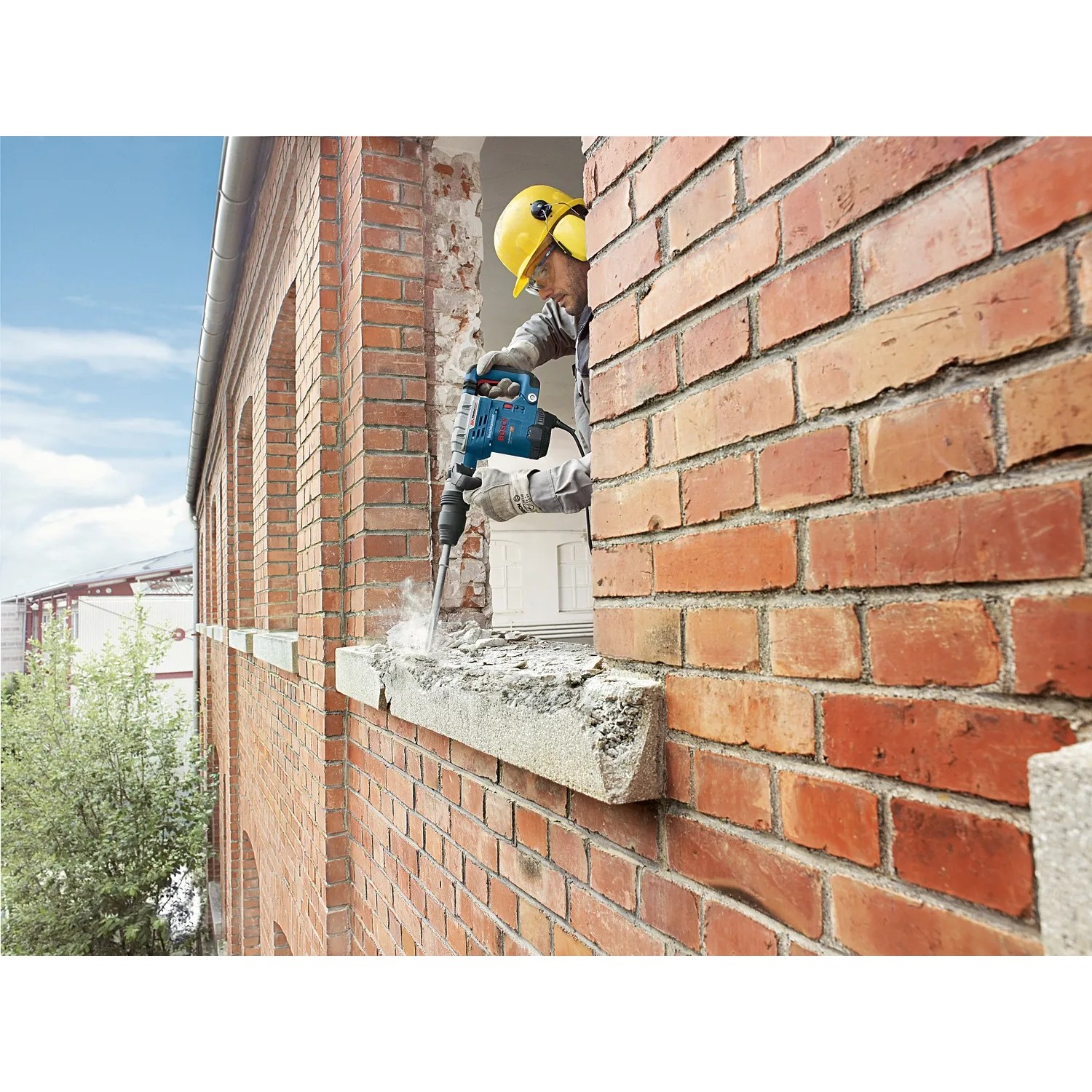 Bosch Professional GSH 5 CE Schlaghammer im Einsatz an einer Ziegelwand.