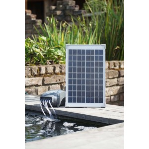 Ubbink AIR Solar 600 Teichbelüftungspumpe mit Solarpanel und Luftströmer im Gartenteich.