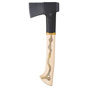 Fiskars Universalaxt mit schwarzer Klinge, hellem Holzstiel und goldenem Muster. Zum Hacken, Spalten & Entasten.