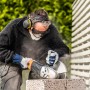 Mann mit 3M Peltor Gehörschutz X2A beim Steine schneiden. Komfortabler Kapselgehörschutz für Heimwerker.