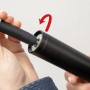 Michelin Akku-Luftpumpe im Detail: Aufsatz wird auf Reifenventil geschraubt.