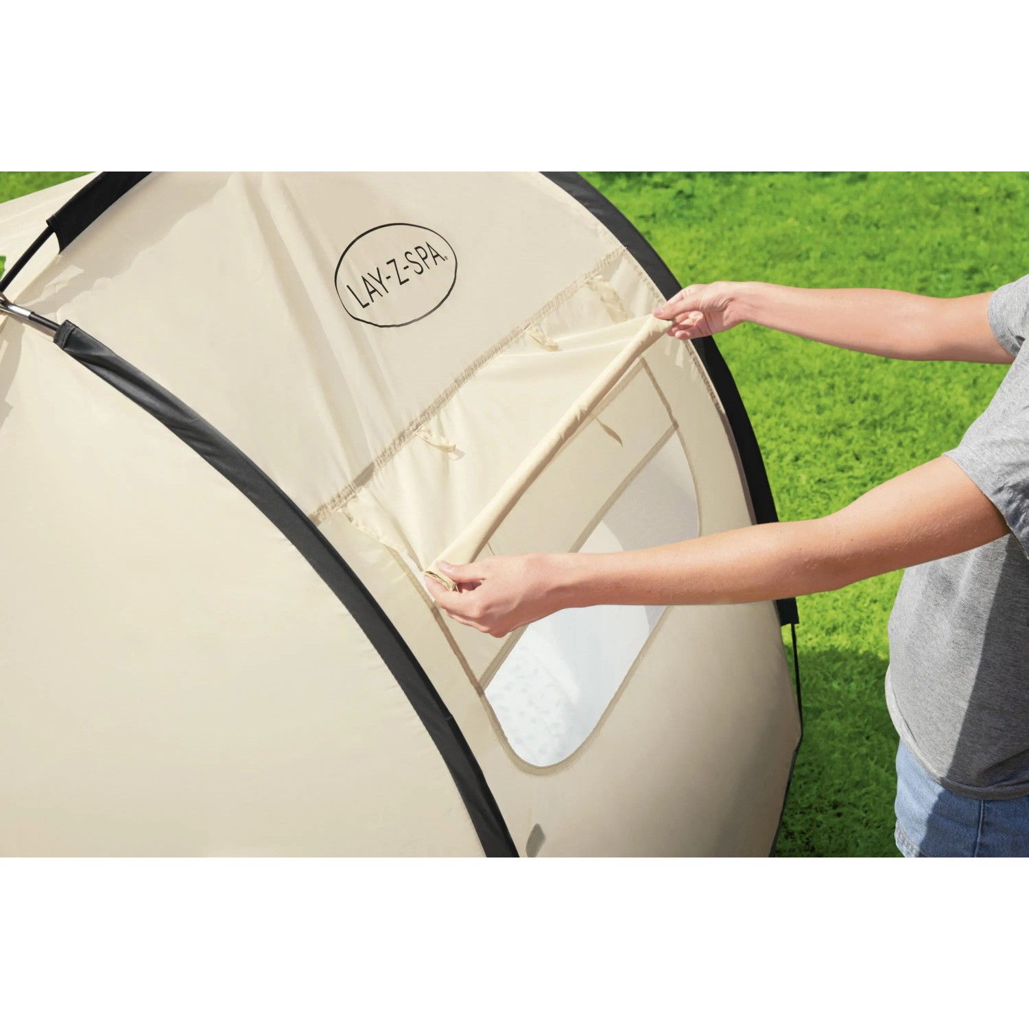 Bestway LAY-Z-SPA Sonnenschutzdach, beiges Zelt mit Fenster und schwarzem Rahmen.