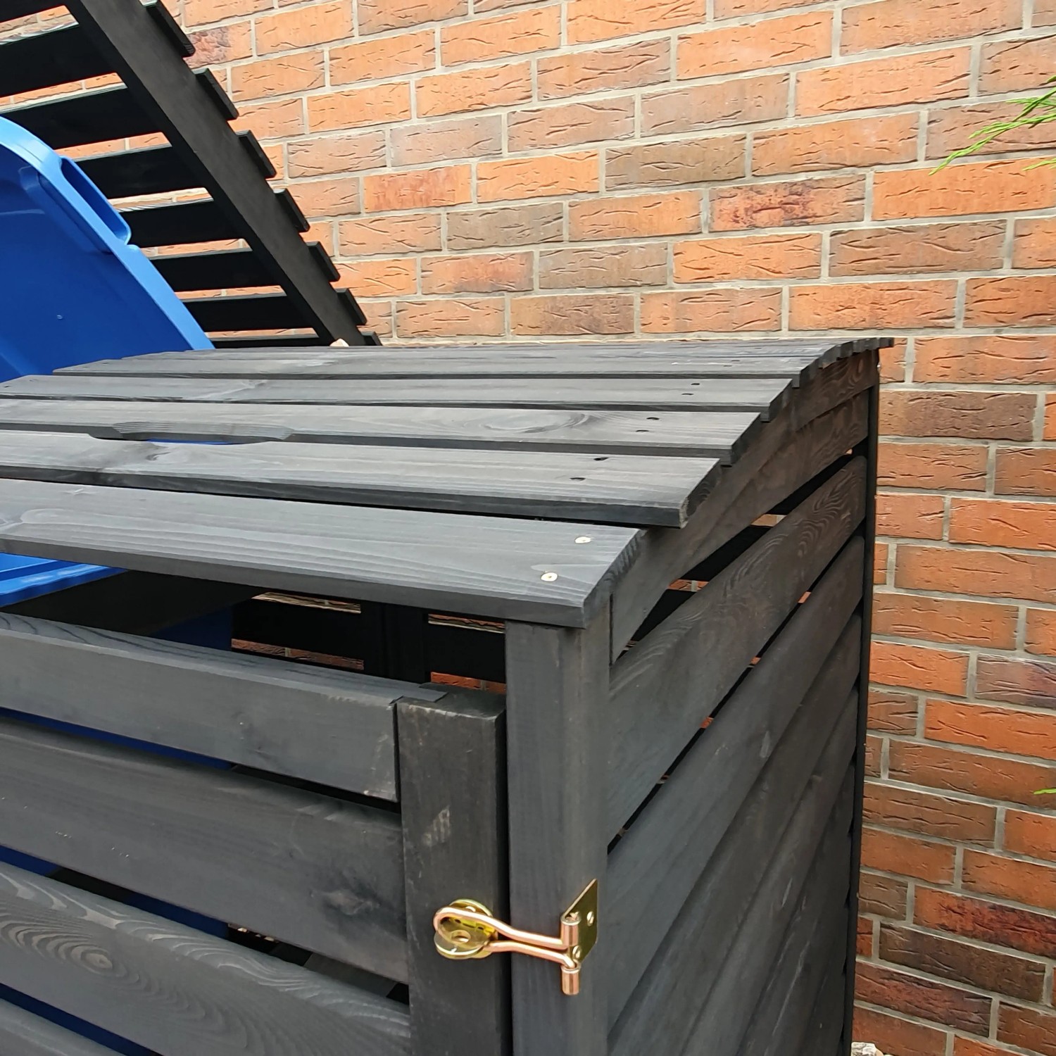 Anthrazitfarbene Mülltonnenbox Vario III aus Kiefernholz für 2 Tonnen, mit abschließbarer Tür.
