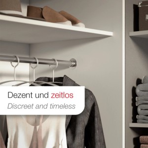 SOTECH Schrankstange Ø25 mm aus gebürstetem Edelstahl im Kleiderschrank mit Kleidung. Stilvoll, stabil.
