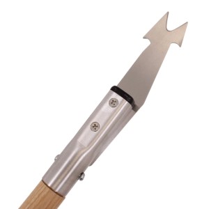 Nahaufnahme der Edelstahlklinge eines Löwenzahnstechers mit gezahnter V-Spitze, befestigt an einem Holzstiel. Für Bodenbearbeitung.