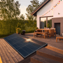 SUNNIVA Balkonkraftwerk 920W mit zwei Fullblack Glas-Glas Solarmodulen auf einer Holzterrasse.