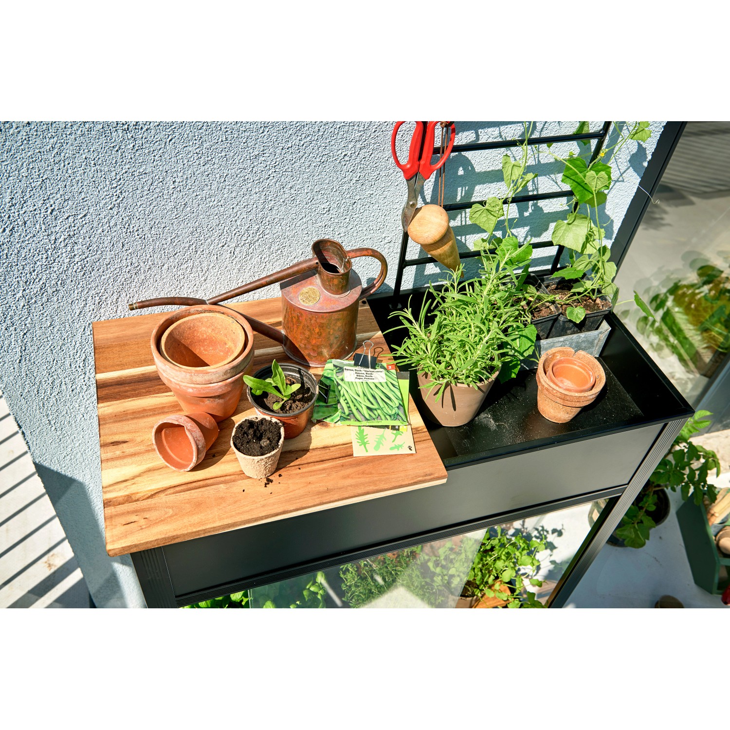 Juliana Gewächshaus Urban Vertical mit Pflanzen, Töpfen und Gießkanne auf Balkon.