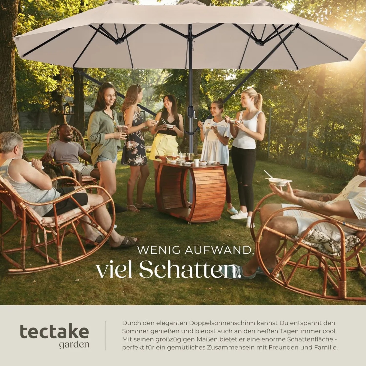 Beiger Tectake Doppelsonnenschirm Silia 460x270 cm im Garten mit Personen.