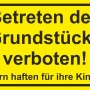 Gelbes Warnschild: Betreten des Grundstücks verboten! Eltern haften für ihre Kinder.