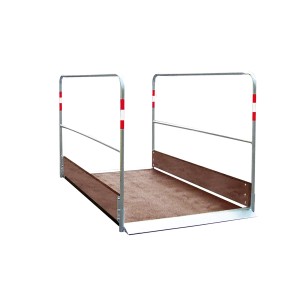 Schake Grabenbrücke aus Holz, 1 x 2,2 m, braun, mit Stahlgestell und Seitengeländern mit Reflektorstreifen.