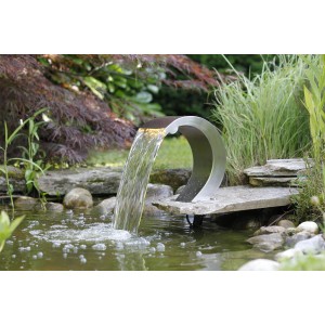 Ubbink Mamba S LED Wasserfall aus Edelstahl im Gartenteich mit warmweißem Licht.