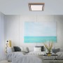 Quadratisches Paul Neuhaus LED-Panel Palma mit Holzdekor an der Decke.