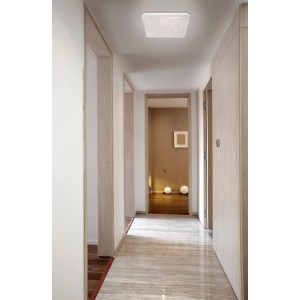 Quadratische LED-Deckenleuchte Luxor mit Kristalleffekt (54x54 cm) im Flur.