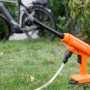 Yard Force Akku-Mitteldruckreiniger LW C02B 20 V mit Schlauch und 5-in-1 Düse.