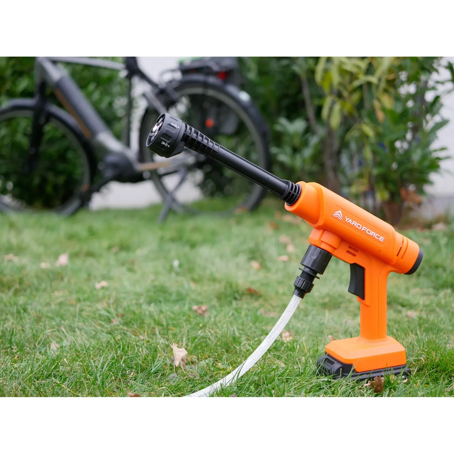 Yard Force Akku-Mitteldruckreiniger LW C02B 20 V mit Schlauch und 5-in-1 Düse.