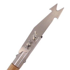 Galaflor Löwenzahnstecher: Detail der Edelstahlklinge mit gezahnter V-Spitze und Holzstiel. Ergonomischer Unkrautstecher.