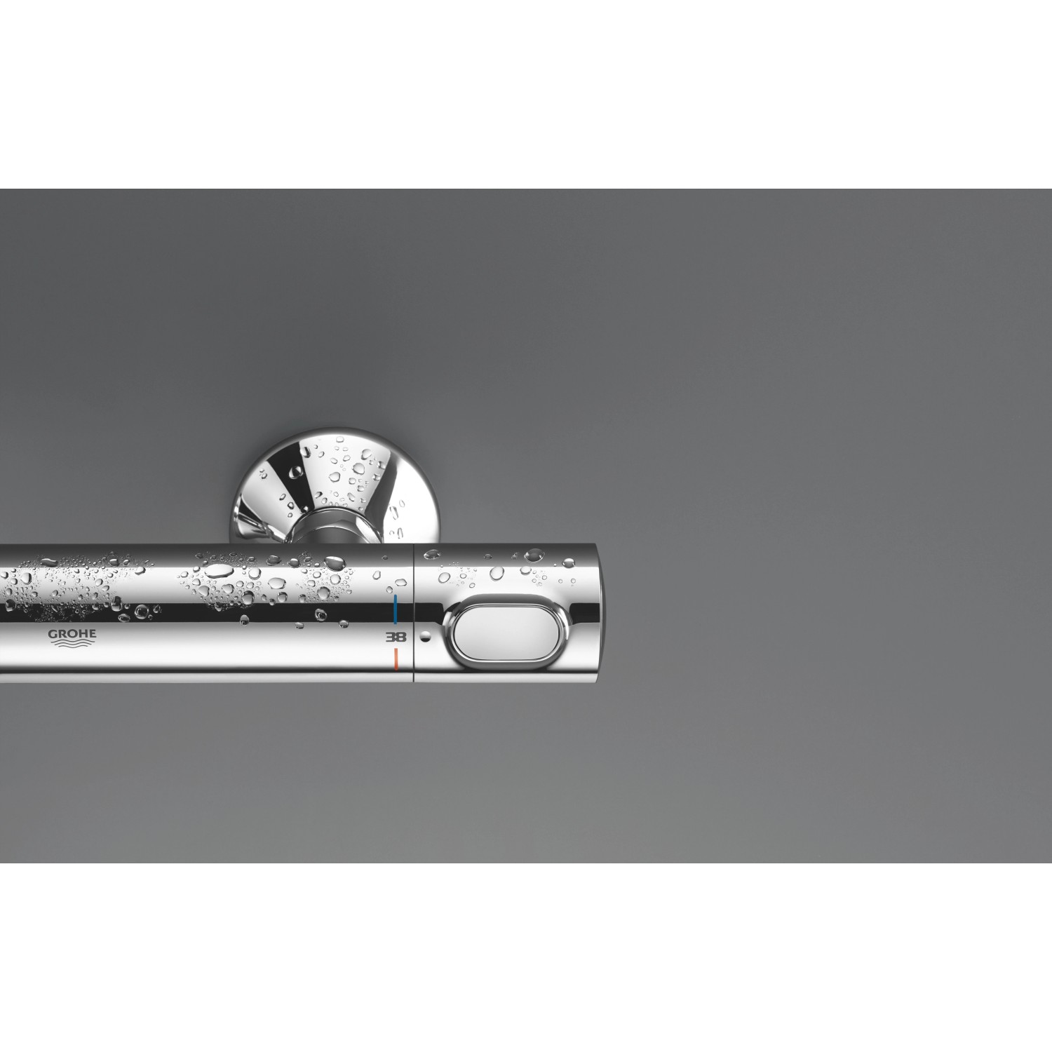 Grohe QuickFix Precision Flow Thermostat-Brausebatterie in Chrom mit Wassertropfen.