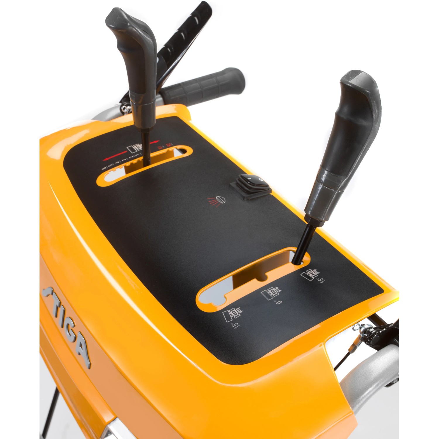 Detailansicht der Bedienelemente der Stiga Benzin-Kehrmaschine SWS 600 GE mit Elektrostart.