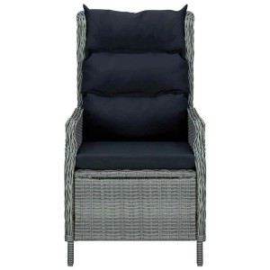 Verstellbarer Gartensessel aus hellgrauem Poly Rattan mit schwarzen Polstern. Bequemer Gartenstuhl mit Liegefunktion.