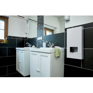 Vaillant Durchlauferhitzer VED E 21/8 PRO (weiß) im Badezimmer mit Waschbecken und schwarzem Fliesenspiegel.