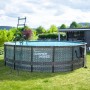 Runder Summer Waves Pool (488 cm) in Rattangrau mit Leiter im Garten.