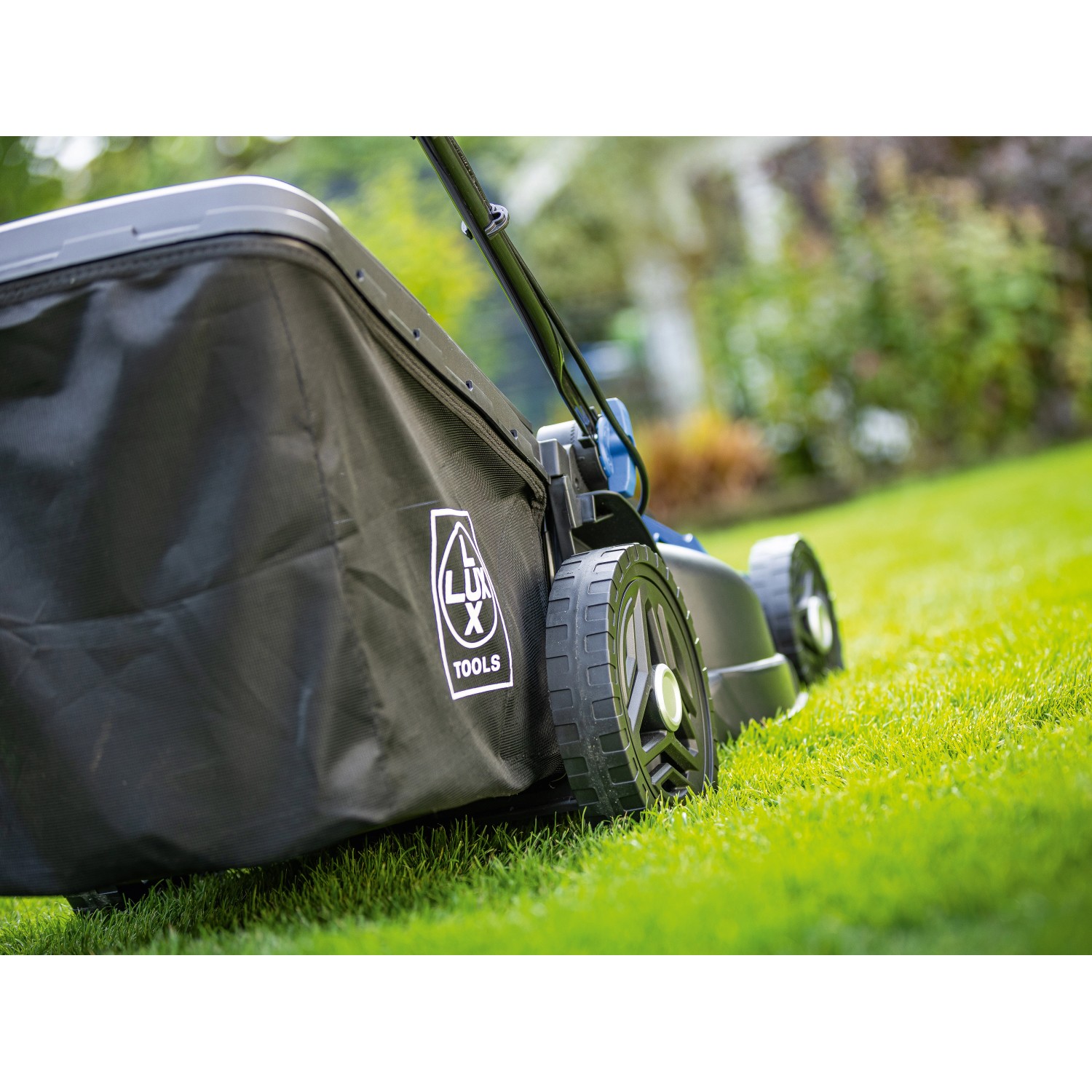 LUX-TOOLS Elektro-Rasenmäher E-RM-1800/43 mit Fangkorb auf Rasen. Elektro Rasenmäher für Garten.