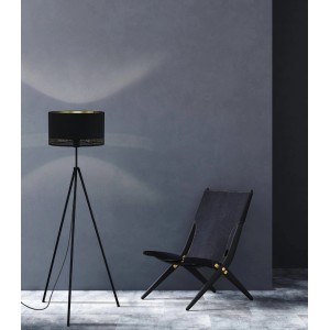 Schwarze Eglo Stehleuchte Esteperra mit goldenem Lampenschirm und Dreibein-Fuß.