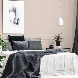 Modernes Schlafzimmer mit Wänden in mattem Fliederlila. Tadessi Wandfarbe Violett Dispersion für stilvolle Raumgestaltung.