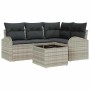 Hellgraues 5-teiliges Garten-Sofa-Set aus Poly Rattan mit Kissen und Tisch.