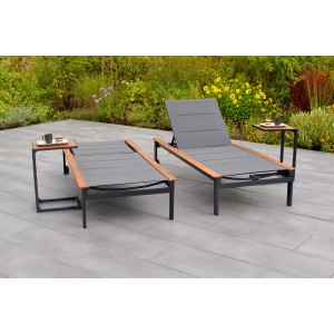 Merxx Paxos Liegenset, 4-teilig: 2 Sonnenliegen mit Akazienholz und 2 Beistelltische.