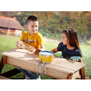 Axi Picknicktisch Nick mit Kindern beim Spielen mit Musikinstrumenten im Garten.