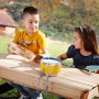 Axi Picknicktisch Nick mit Kindern beim Spielen mit Musikinstrumenten im Garten.