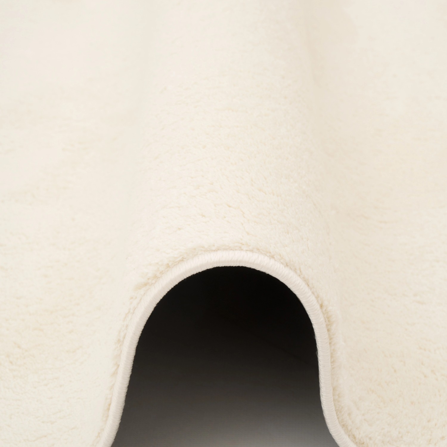 Detailansicht: Cremefarbener Pergamon Luxus Hochflor Teppich Melia, super soft und flauschig.